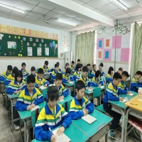 执笔书春韵  翰墨溢校园